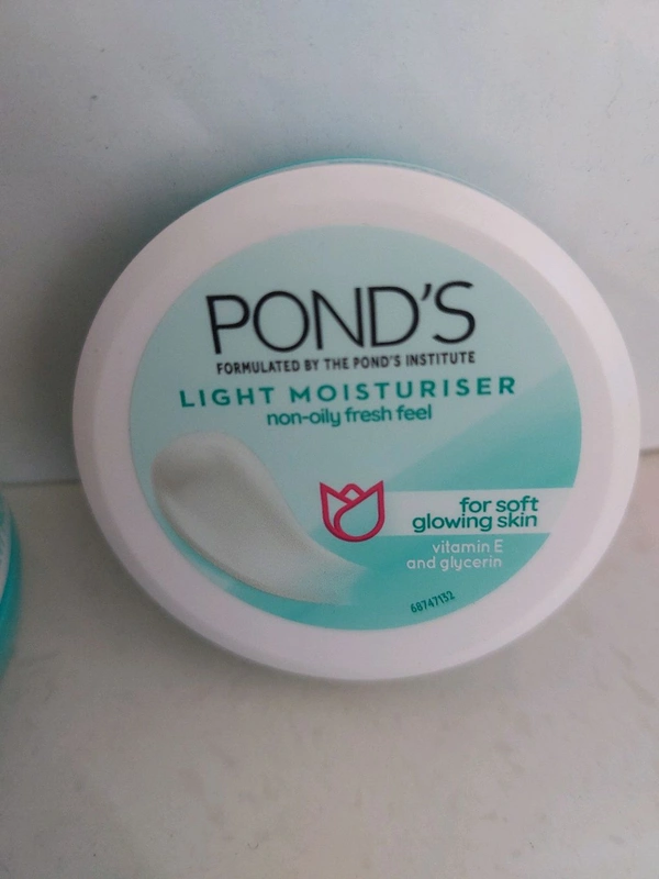 POND'S Glowing Skin Cream - Light Moisturiser, 25 Ml