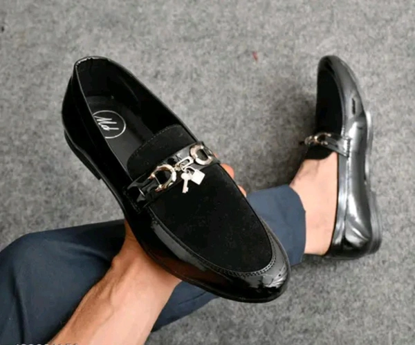 Premium New Look Black Loafer
Name: Premium New Look Black Loafer
Material: Synthetic
Sole Material: Pvc
Fastening: Slip On
Toe Shape: Round Toe
Sizes:
IND-6 (Foot Length Size: 25 cm, Foot Width Size: 10 cm)
IND-7 (Foot Length Size: 26 cm, Foot Width Size: 10.1 cm)
IND-8 (Foot Length Size: 27 cm, Foot Width Size: 10.2 cm)
IND-9 (Foot Length Size: 28 cm, Foot Width Size: 10.3 - 7