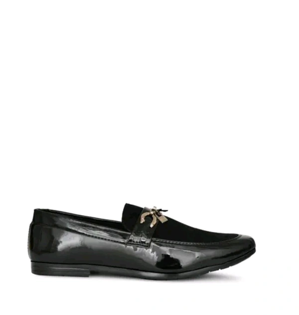 Premium New Look Black Loafer
Name: Premium New Look Black Loafer
Material: Synthetic
Sole Material: Pvc
Fastening: Slip On
Toe Shape: Round Toe
Sizes:
IND-6 (Foot Length Size: 25 cm, Foot Width Size: 10 cm)
IND-7 (Foot Length Size: 26 cm, Foot Width Size: 10.1 cm)
IND-8 (Foot Length Size: 27 cm, Foot Width Size: 10.2 cm)
IND-9 (Foot Length Size: 28 cm, Foot Width Size: 10.3 - 9