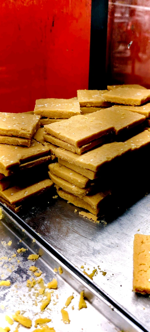 लजीज Soan Papdi (1kg) 310rs