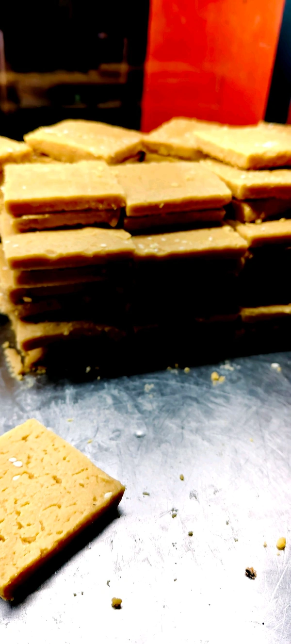 लजीज Soan Papdi (1kg) 310rs