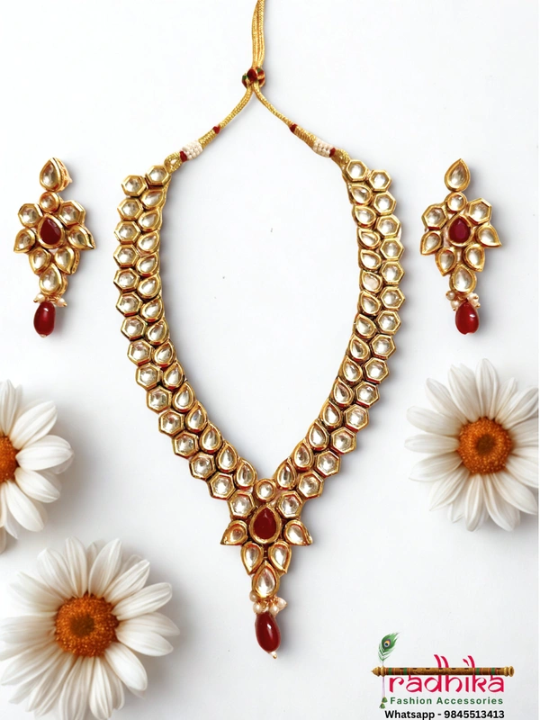 2-layer Kundan necklace set with a beautifully detailed pendant, and perfectly matching earrings.