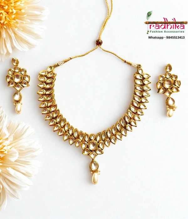 2-layer Kundan necklace set with a beautifully detailed pendant, and perfectly matching earrings.