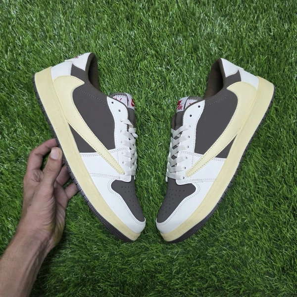 TRAVIS SCOTT REVERSE MOCHA - UK 6