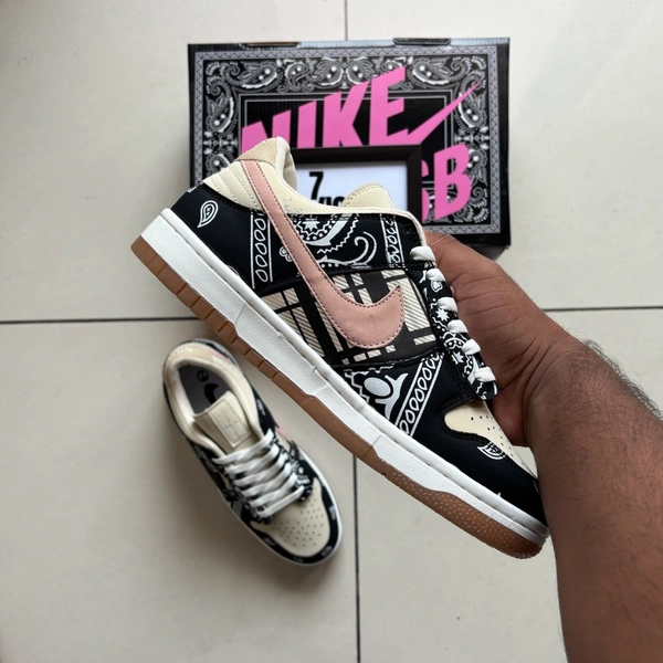 DUNK LOW TRAVIS SCOTT - UK 8