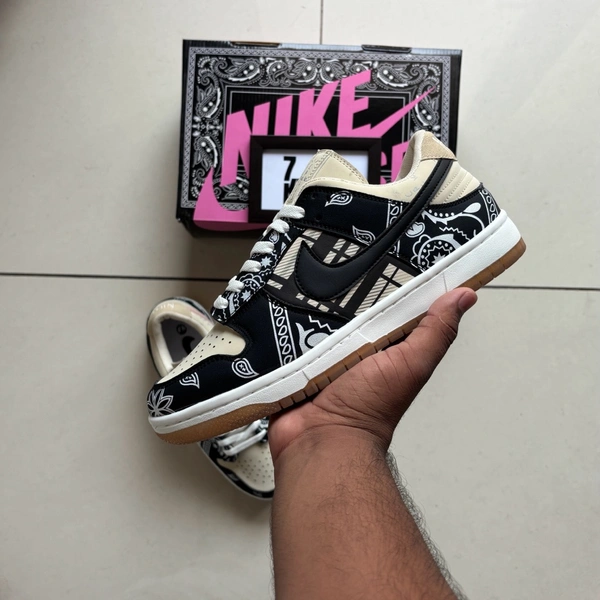 DUNK LOW TRAVIS SCOTT - UK 9