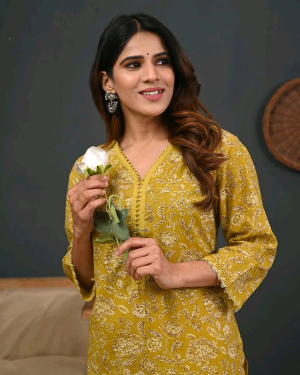 Women Floral Print Pure Cotton A-line Kurta - M