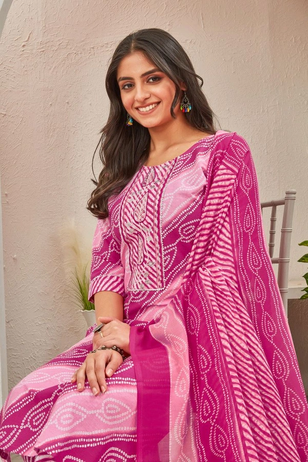 BLACK PATTI
Kurta, Salwar & Dupatta Set - M