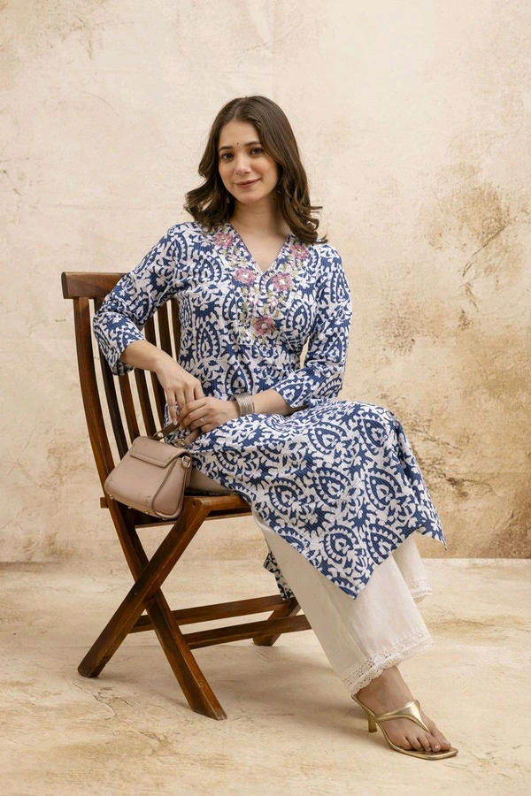 Women Embroidered Cotton Blend Straight Kurta (Multicolor) - M