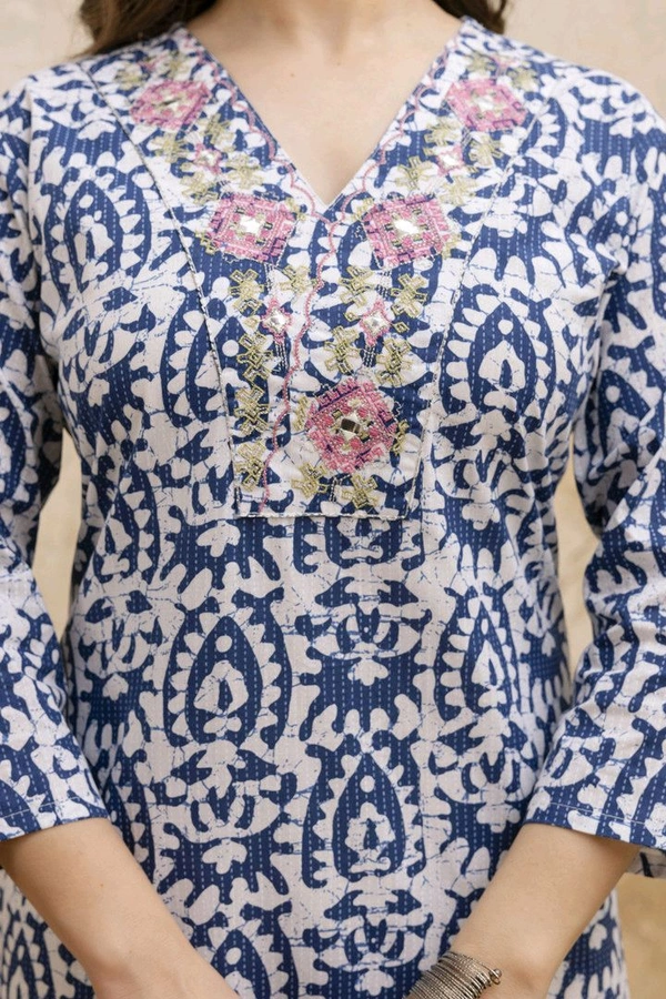 Women Embroidered Cotton Blend Straight Kurta (Multicolor) - M