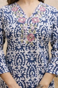 Women Embroidered Cotton Blend Straight Kurta (Multicolor) - L