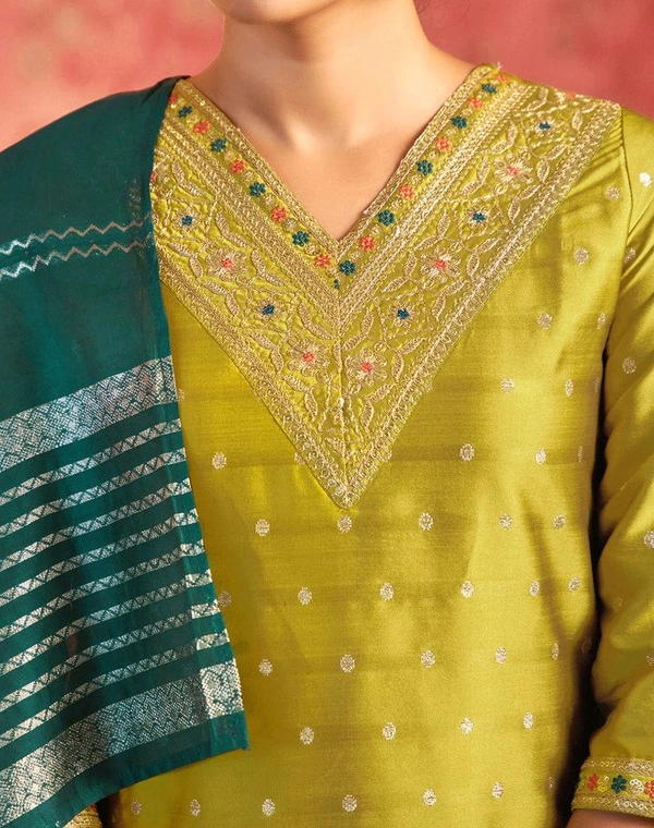 Skylee Women Jacquard, Silk Blend Kurta Pant Dupatta Set - L