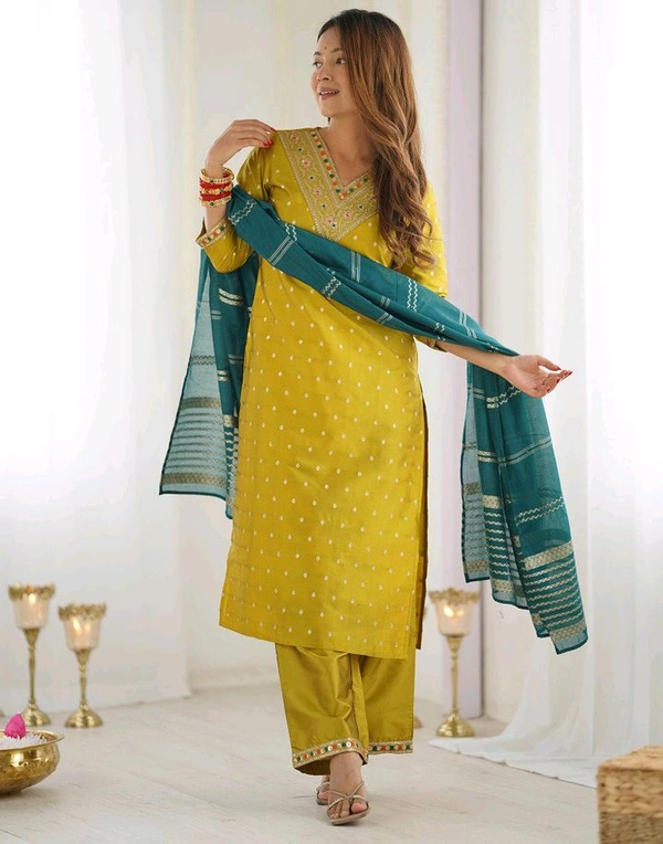 Skylee Women Jacquard, Silk Blend Kurta Pant Dupatta Set - L