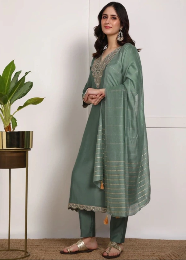 New Ethnic 4 You
Women Pure Silk Kurta Pant Dupatta Set - XXL