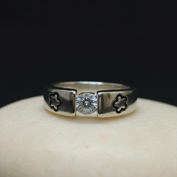 SINGLE SOLITAIRED PLAIN STAR RING - -, Silver