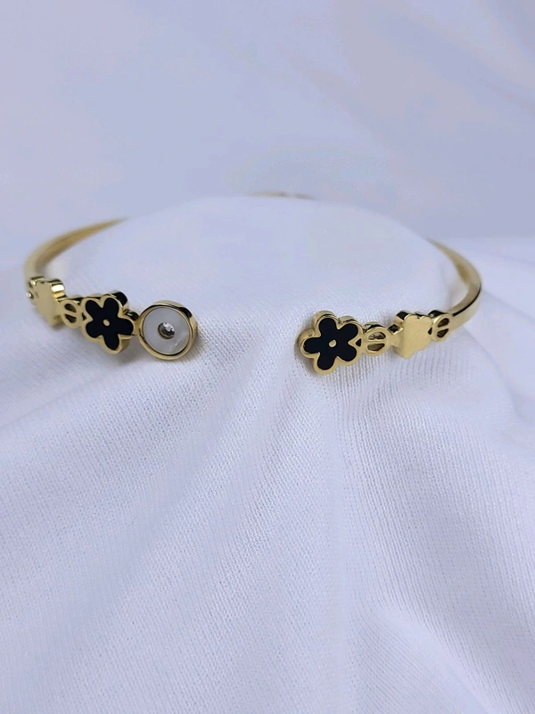 AntiTursnish Bracelet With Beautiful Flower Design 1Pc