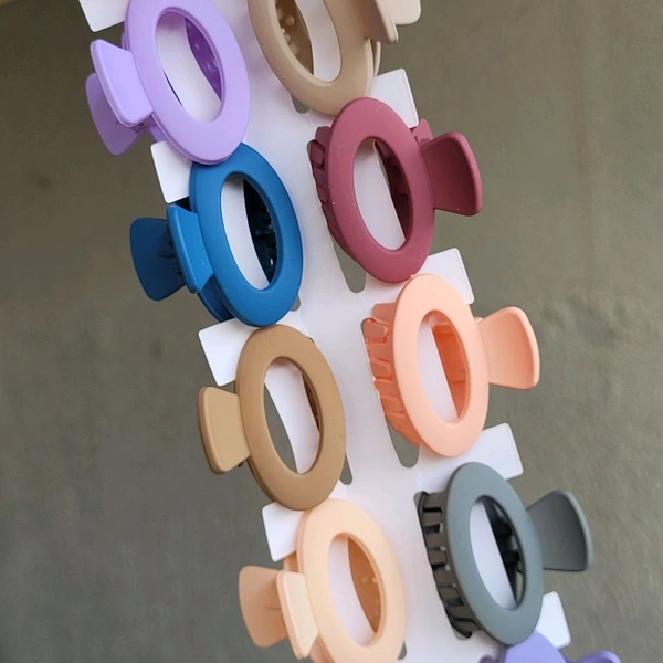 Matte Finish Ovel Shape Clip Medium Size Loose Fit Model - P1056