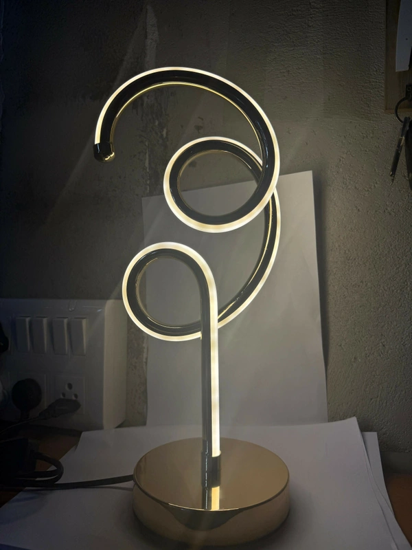 Modern Golden Spiral LED Table Lamp – Elegant Ambient Lighting