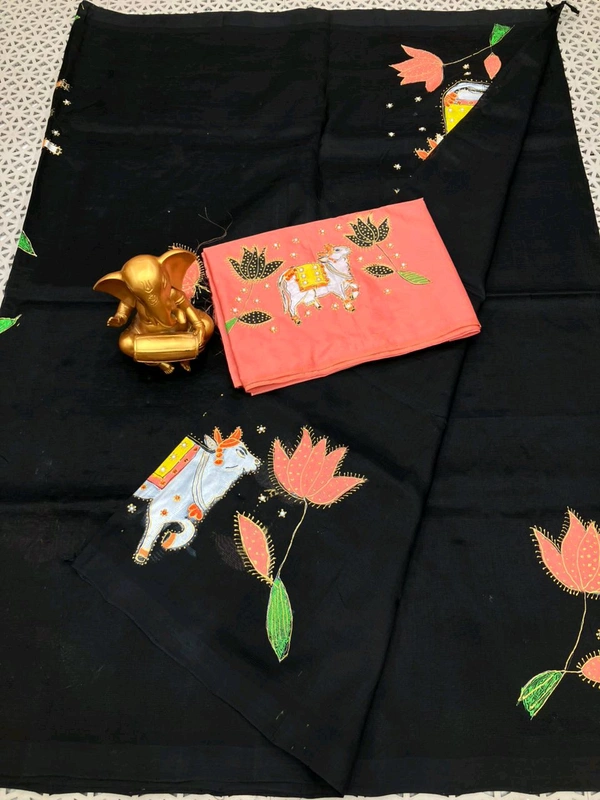 *Material*:Mangalagiri pattu by cotton

*Model*:Mgl plain kantara hand painted pattu saree with extra raw silk blouse

Running pallu and blouse - Black, Free Size