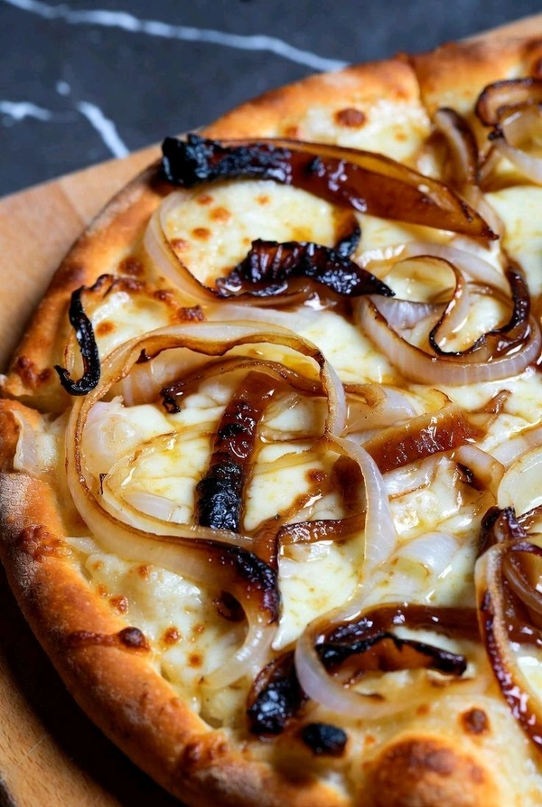 Onion chesse pizza