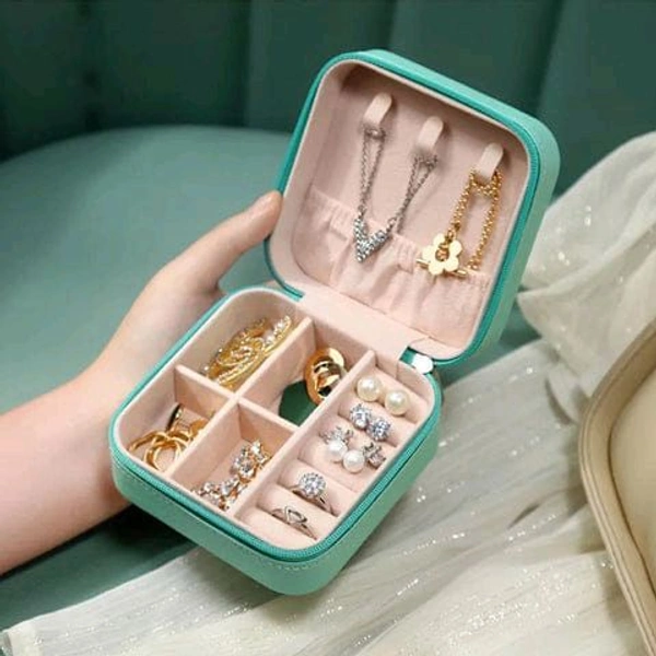Jewelry Box】This jewellery box is only the size of the palm of your hand. It can be put into handbag easily. Which is perfect designed for journey, party, travel, weekend trip or business trip, let's your jewellery along with you during the party or travelling. 【Multiple Function】 Small