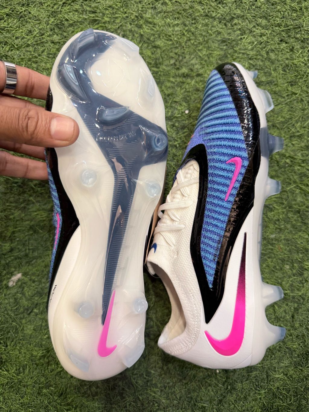 Phantom 6 Low Elite Firm-Ground football boots