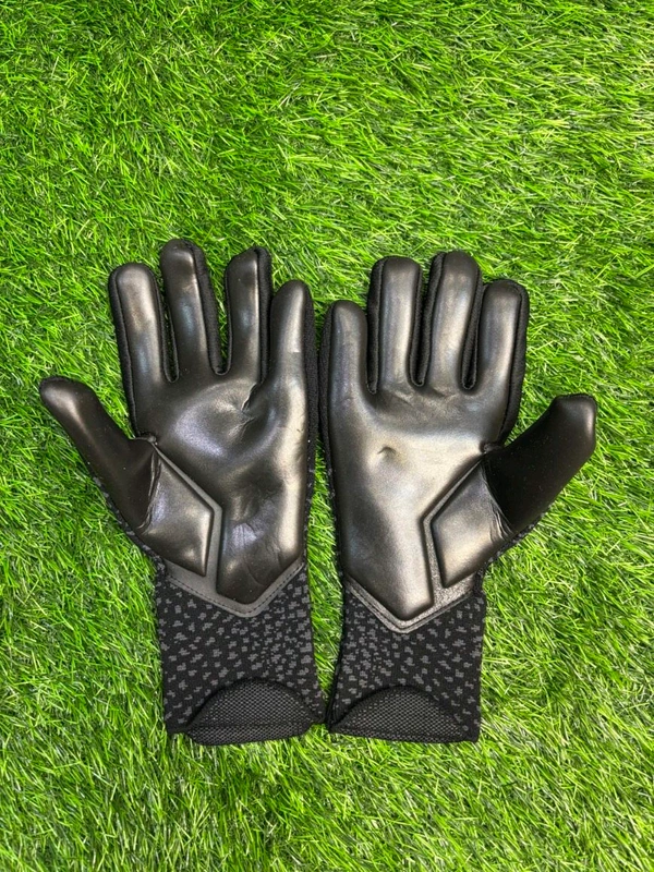 Future Ultimate Black GK Gloves - 9