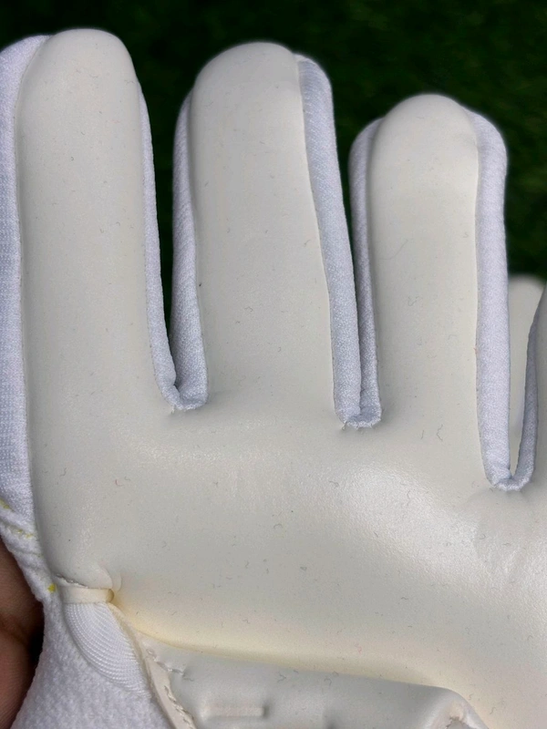 Future Ultimate White GK Gloves - 10