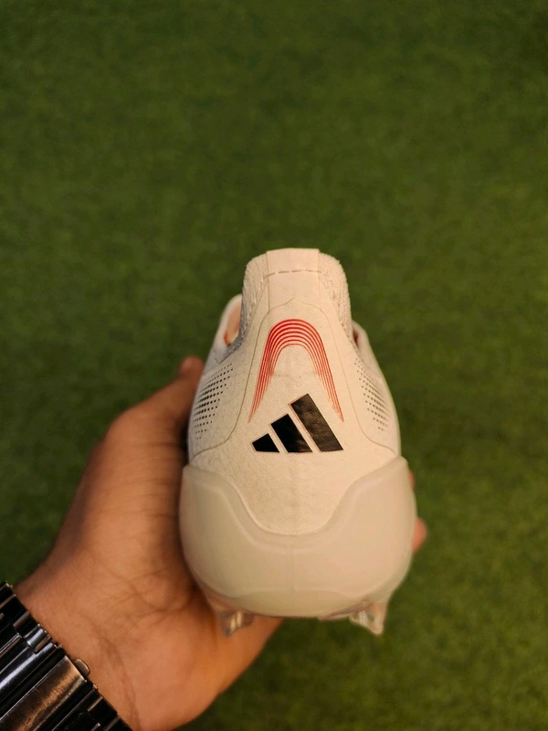 Predator Elite FG Cream Colour Low-top With Lace - 9.5