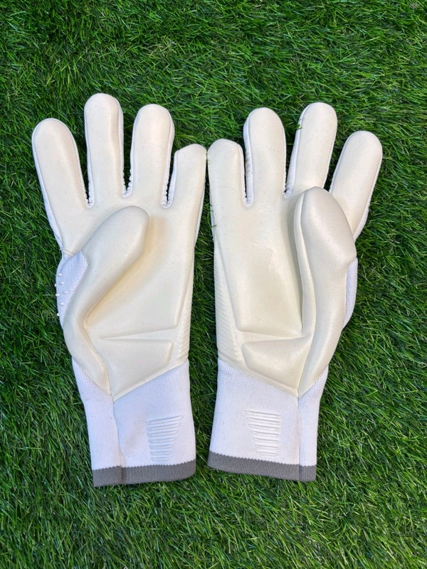 Predator White GK Gloves - 10