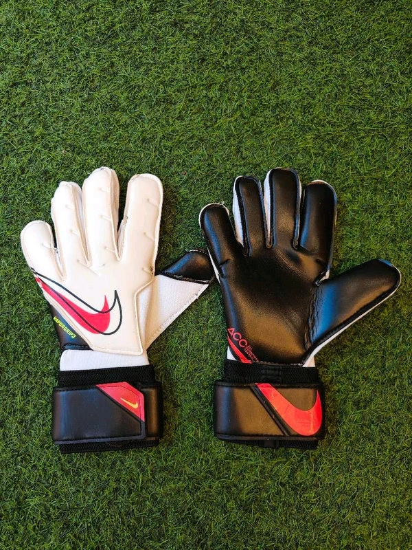 Vapor Acc Goalkeeper White Colour Match Gloves - 9