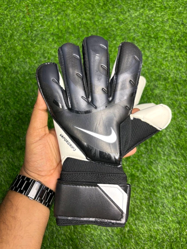 Vapor Grip 3 Black & White Premium Match Gloves - 9