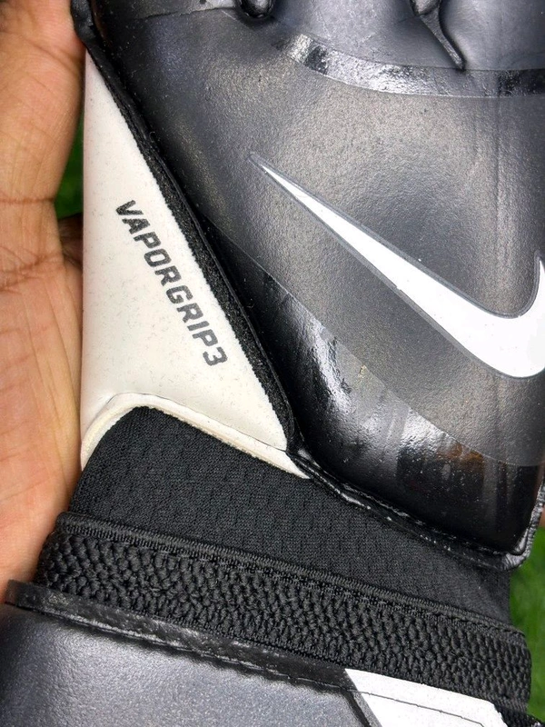 Vapor Grip 3 Black & White Premium Match Gloves - 9