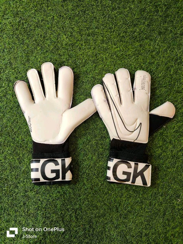 Vapor Grip 3 Goalkeeper Navy Blue And White Colour Match Gloves - 9