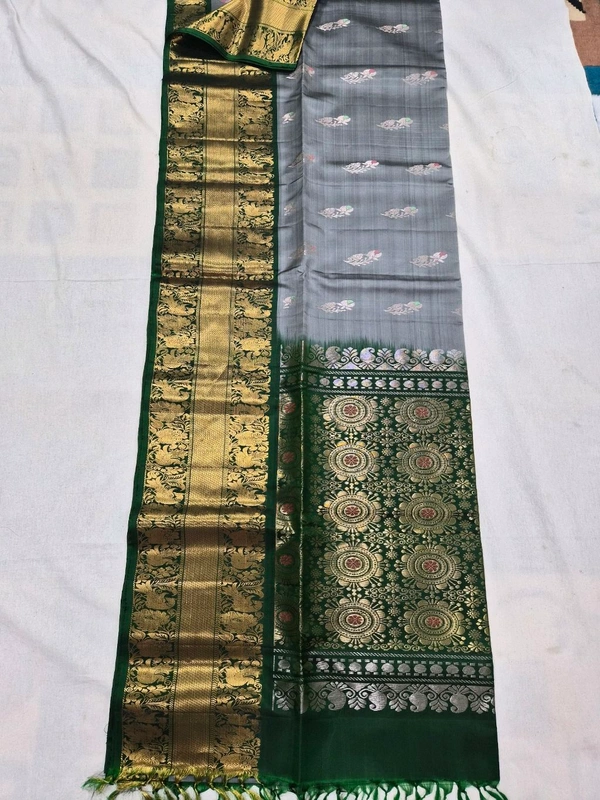 Exquisite Handloom Kanchipuram Pure Pattu |Silver Grey & Forest Green