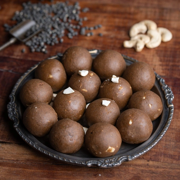 KARUPPU ULUNDHU LADDU << கருப்பு உளுந்து லட்டு >>