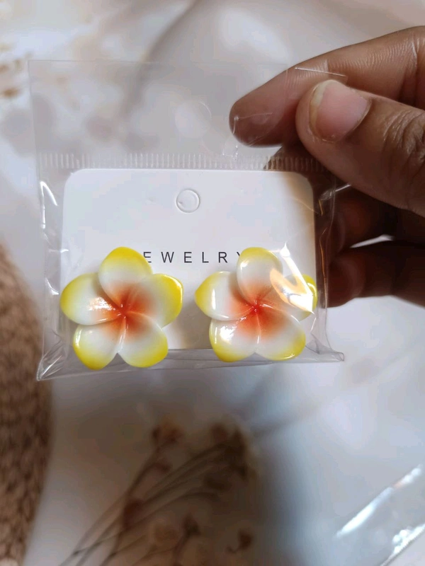 Floral Stud - Yellow