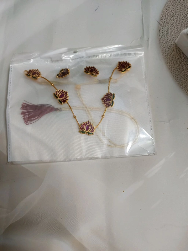 Trendy Lotus Neckset 2 - Maroon