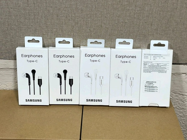 Samsung New 🆕 Premium Quality 💯% Type C Port Box Pecking Earphone (Black & White Colour Options)