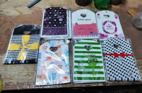 15 cms plus shopping bags to gift or send small stuff to ur customers Good quality 50 pcs in each packet