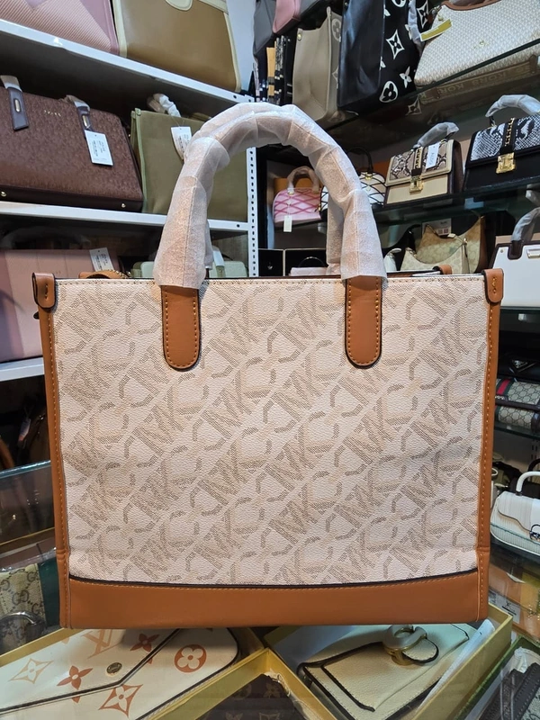MK TOTE WHITE 05