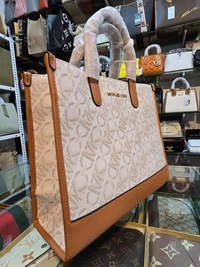 MK TOTE WHITE 05