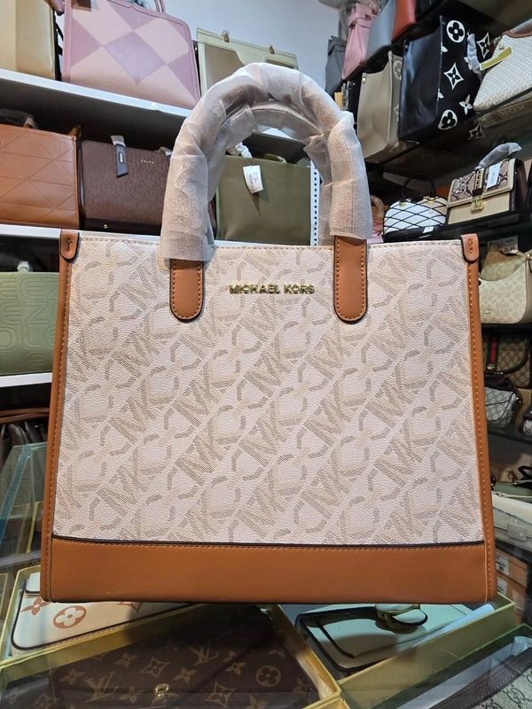 MK TOTE WHITE 05
