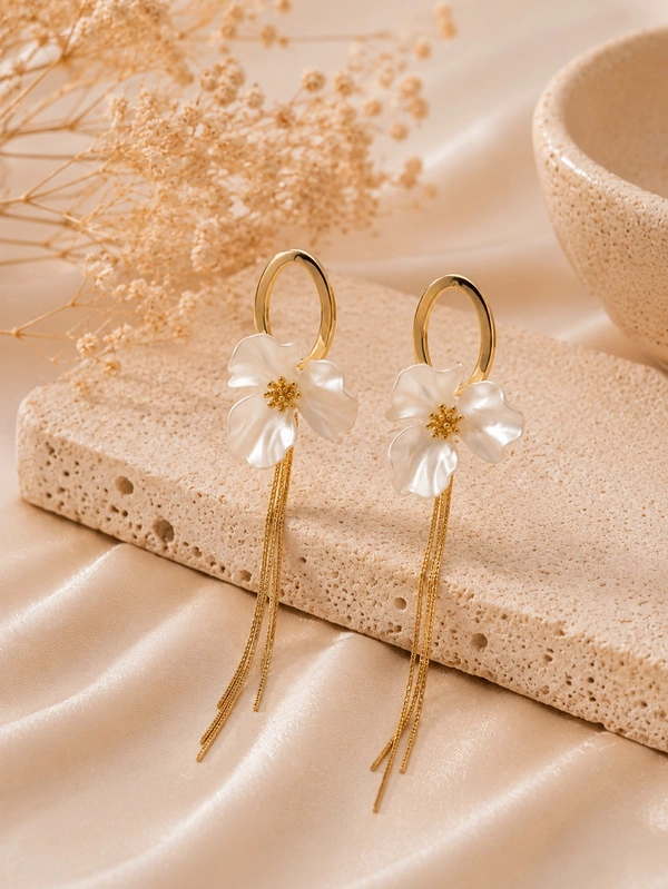 White Flower With Inverted U Shape Earring 