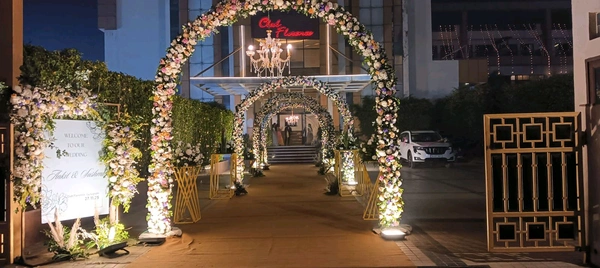 Royal Floral Entry Tunnel with Arch & Chandeliers (Grand Wedding Entry)