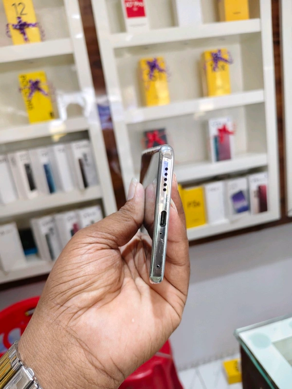 Vivo Y400 Pro 5G – 8GB RAM + 128GB | Warranty Available ✨ Official Warranty Available ✨ 8GB RAM + 128GB Storage ✨ Powerful 5G Performance ✨ FHD+ AMOLED Display ✨ Premium Slim & Stylish Design ✨ 50MP AI Camera Setup ✨ Long Lasting Battery + Fast Charging ✨ Smooth Gaming & Multitasking ✨ Dual SIM 5G Supported