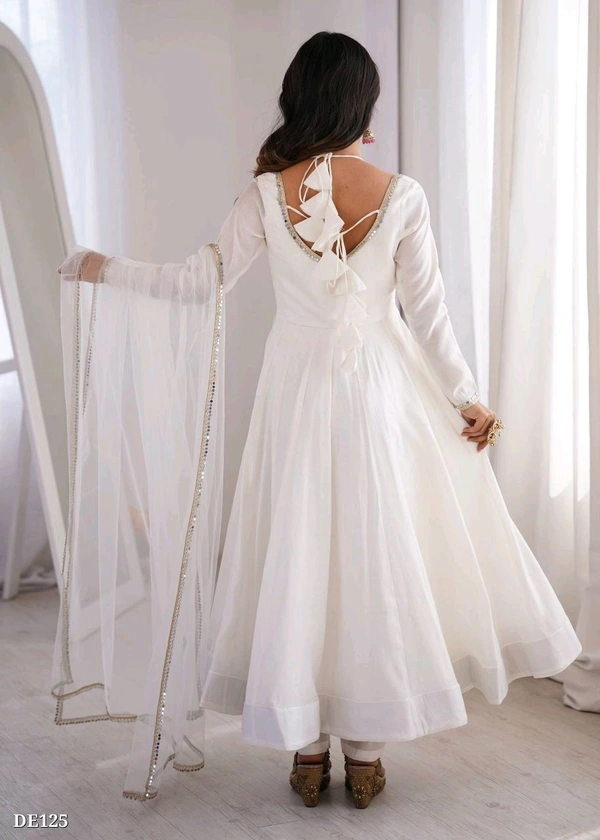Pure Romansilk Chanderi Flared Anarkali Set with Dupatta and Pant, Ready to Wear, Offwhite.
This is a fully flared Anarkali set made from pure Romansilk Chanderi fabric. It comes with a soft nylon net dupatta with fancy mirror lace, and a free size stitched pant in matching fabric.
Simple Anarkali set for Kurtis & Kurtas with a clean and easy style. - XS