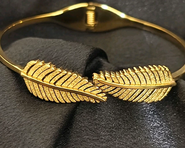 Mate Finished Leaf Bangle