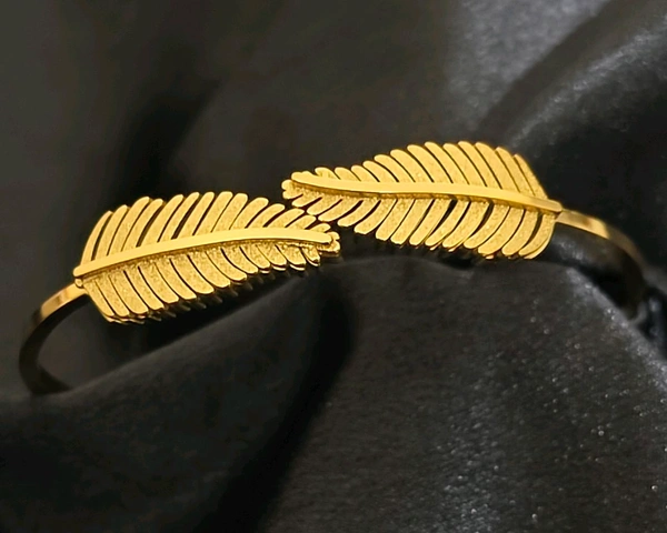 Mate Finished Leaf Bangle