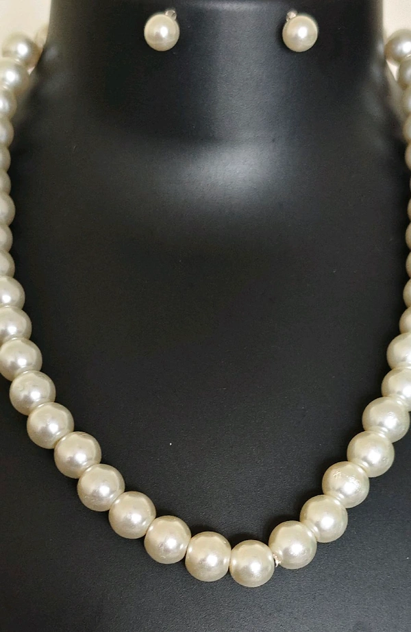 White Pearl Neckpiece Set